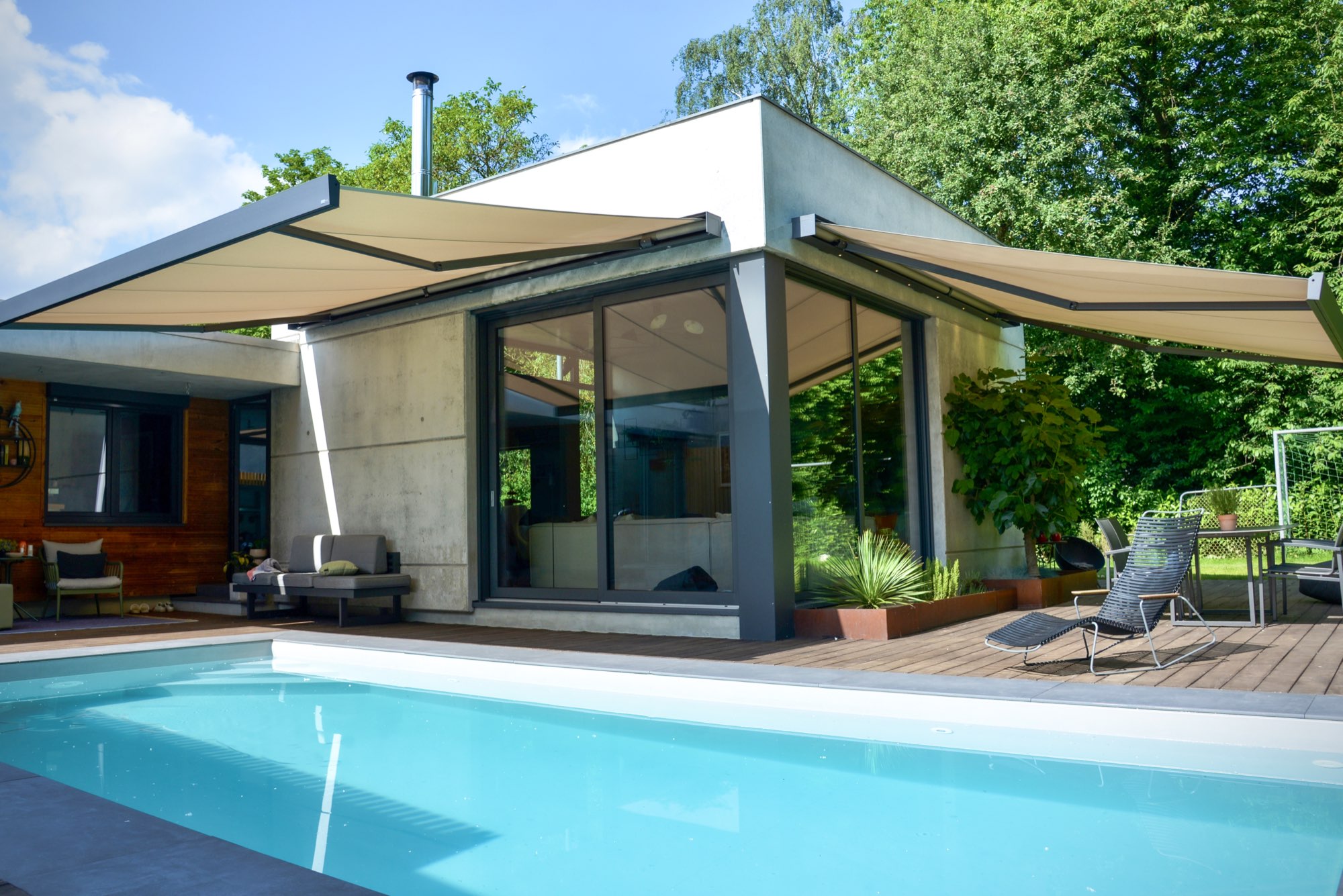 ROSSO Gelenkarm-Markise über Terrasse mit Pool