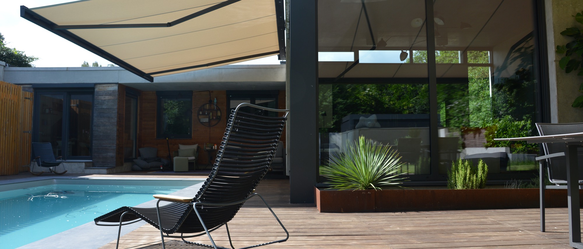 ROSSO Kassettenmarkise über moderner Pool-Terrasse
