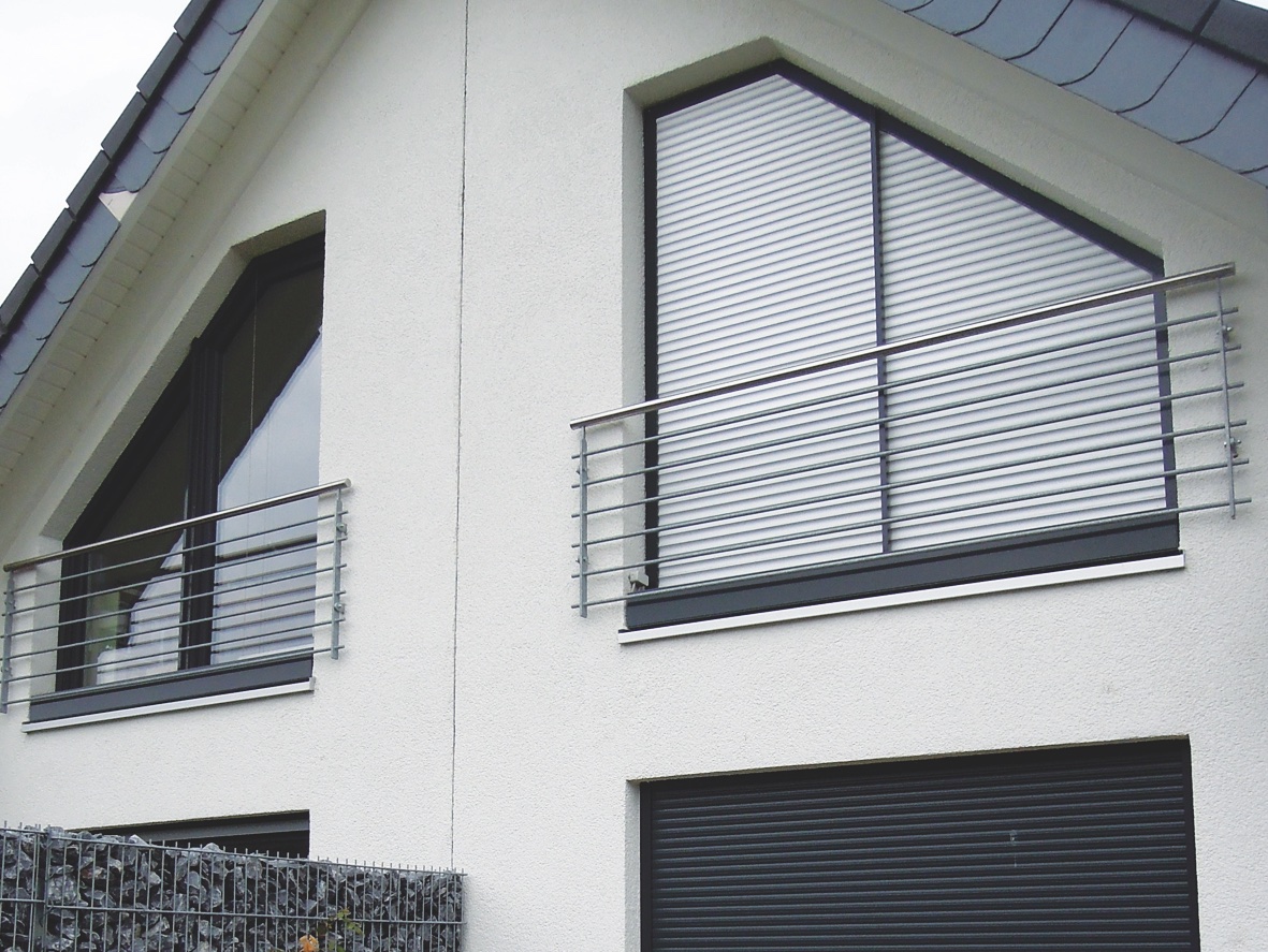 ROSSO Schrägverschattung – Multiform an Giebelfenster