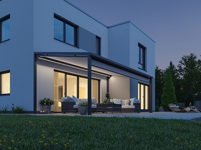 ROSSO Terrassendach mit Markise an modernem Wohnhaus bei Dämmerung